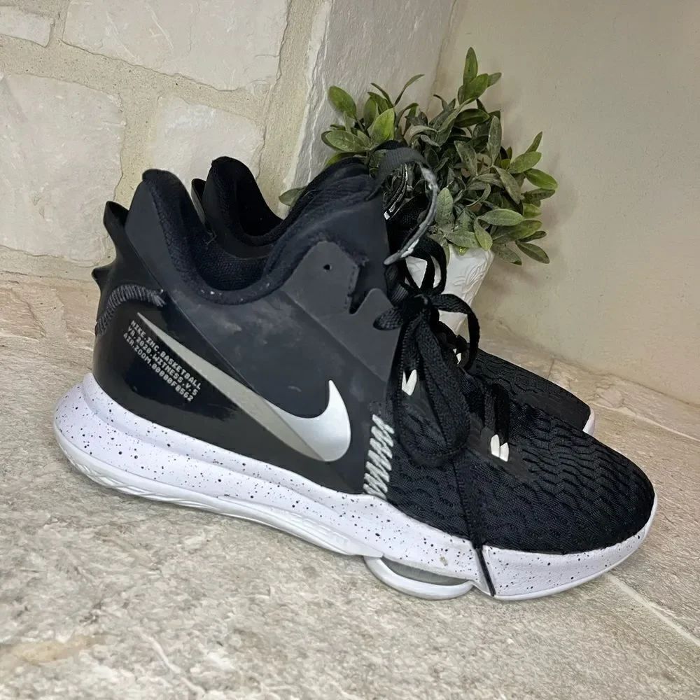 Nike Lebron witness V black sneakers sz 10.5